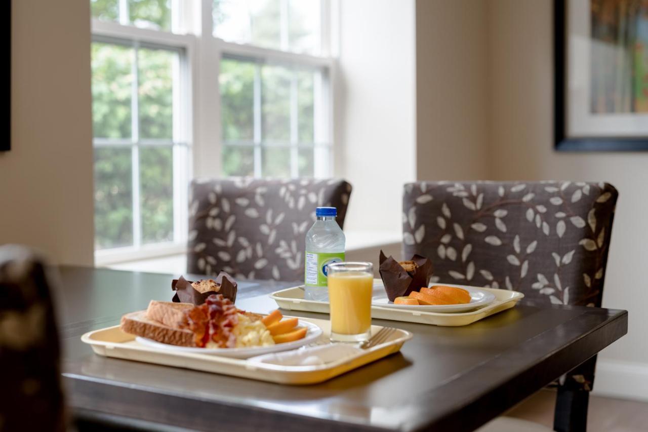 Amsterdam Inn & Suites Съсекс Екстериор снимка