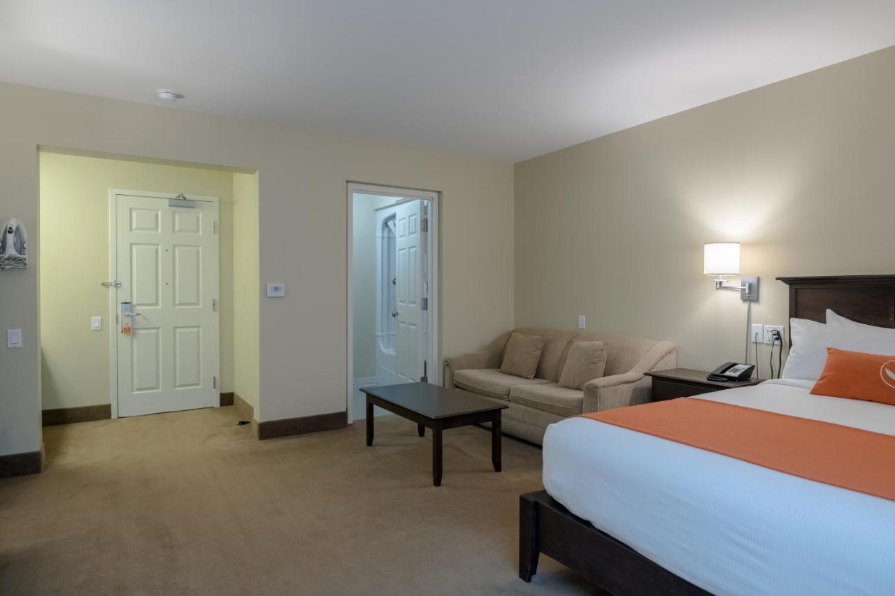 Amsterdam Inn & Suites Съсекс Екстериор снимка
