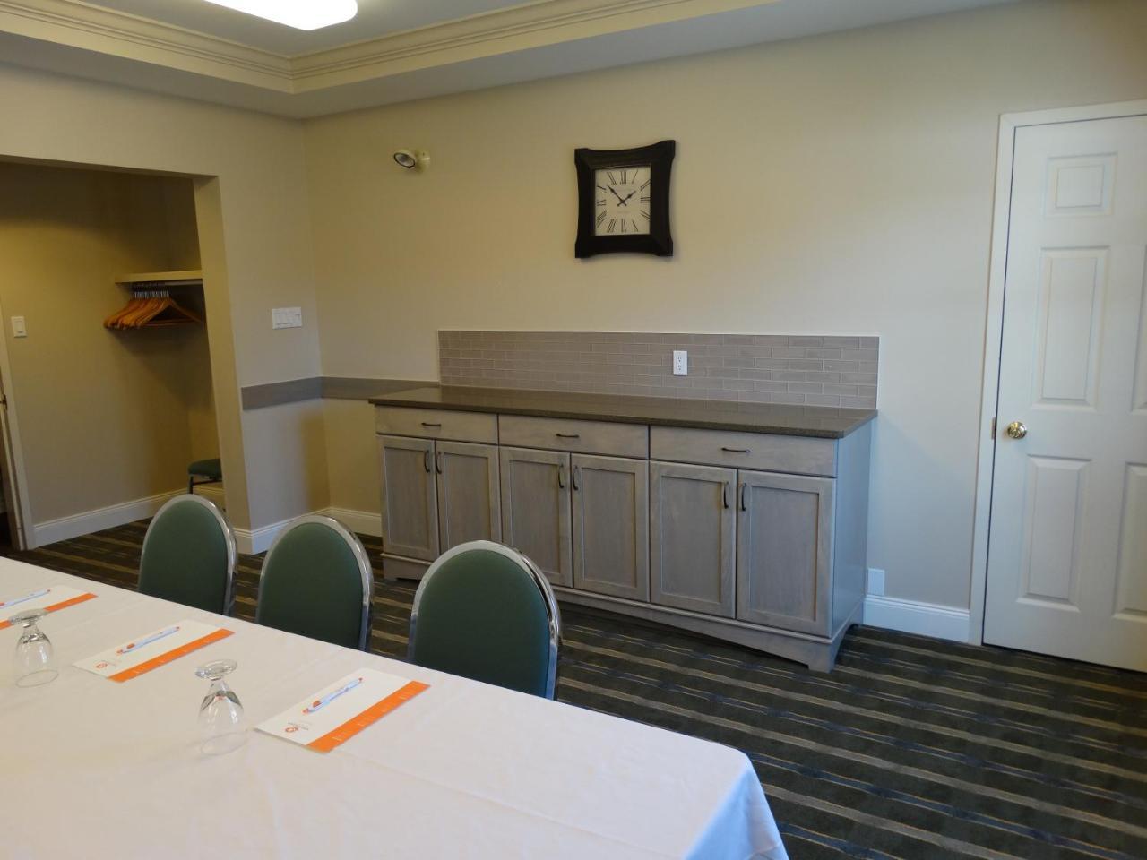 Amsterdam Inn & Suites Съсекс Екстериор снимка